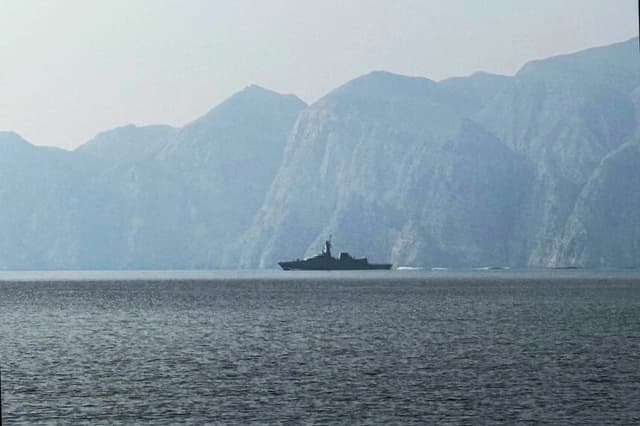 Se observa un buque de guerra en el estrecho de Ormuz, cerca de Irán, el 1 de marzo de 2026. (Sahar Al Attar/AFP vía Getty Images).