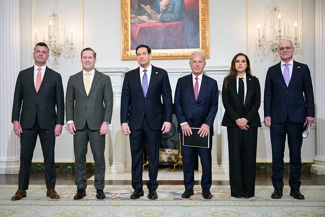 (De izquierda a derecha) El consejero del Departamento de Estado de EE. UU., Michael Needham; el embajador de EE. UU. ante la ONU, Mike Waltz; el secretario de Estado de EE. UU., Marco Rubio; el embajador de EE. UU. en el Líbano, Michel Issa; la embajadora del Líbano en EE. UU., Nada Hamadeh Moawad, y el embajador de Israel en EE. UU., Yechiel Leiter, posan juntos antes de una reunión en el Departamento de Estado, en Washington D. C., el 14 de abril de 2026. (Foto de Oliver Contreras / AFP vía Getty Images)