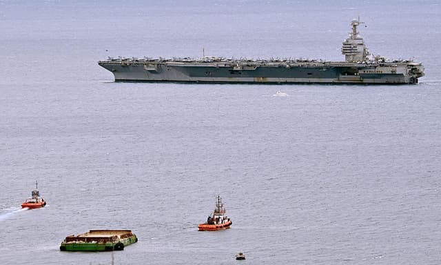 El USS Gerald R. Ford, el portaaviones más grande del mundo, que ha participado en operaciones bélicas en Oriente Medio, llega a la ciudad costera croata de Split para una escala programada y una parada de mantenimiento el 28 de marzo de 2026. (ELVIS BARUKCIC / AFP vía Getty Images)