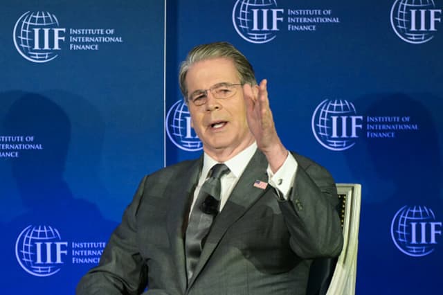 El secretario del Tesoro de Estados Unidos, Scott Bessent, interviene durante un debate del Instituto de Finanzas Internacionales sobre el sector financiero global el 14 de abril de 2026 en Washington, D.C. (Oliver Contreras / AFP vía Getty Images).