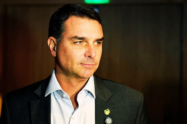 El senador brasileño y candidato a la presidencia Flavio Bolsonaro observa mientras habla con la prensa durante una reunión con empresarios en un hotel de Río de Janeiro, Brasil, el 19 de marzo de 2026. (RAMALHO / AFP vía Getty Images)