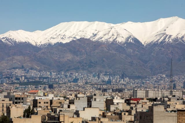 Se observan daños en un edificio residencial que, según las autoridades iraníes, fue alcanzado por un ataque el 4 de marzo durante la campaña militar estadounidense-israelí en el sureste de Teherán, Irán, el 14 de abril de 2026. (Majid Saeedi/Getty Images).