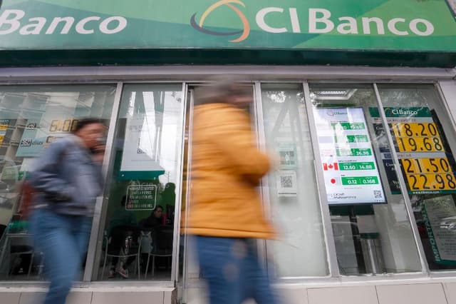 Personas caminan en el exterior de una sucursal del CIBanco en Ciudad de México, México. (EFE/ Isaac Esquivel)