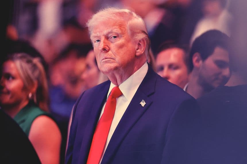El presidente de EE. UU., Donald Trump, observa durante la UFC 327 en el Kaseya Center el 11 de abril de 2026 en Miami, Florida. (Carmen Mandato/Getty Images)