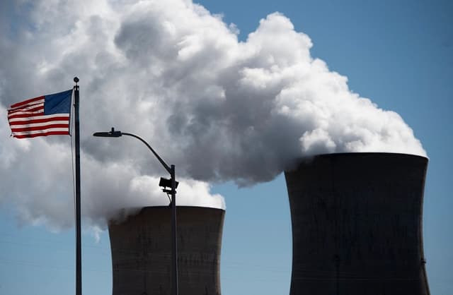 En una foto de archivo, se ve cómo sale vapor de las torres de una central nuclear. (Andrew Caballero-Reynolds/AFP vía Getty Images)