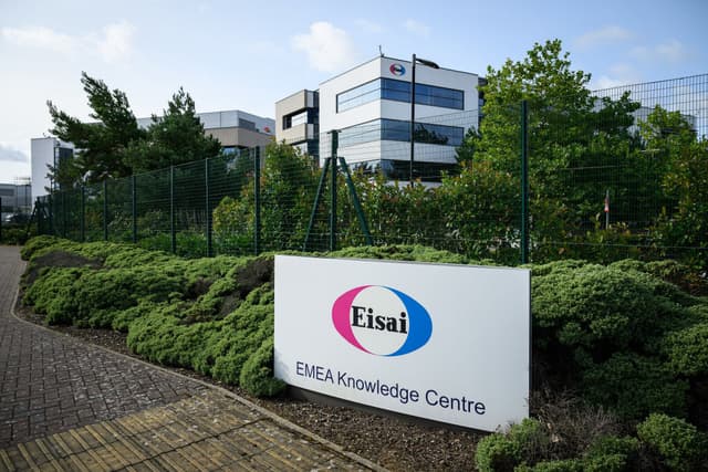 Instalación propiedad de Eisai, fabricante de Lecanemab, en Hatfield, Inglaterra, el 23 de agosto de 2024. (Leon Neal/Getty Images).