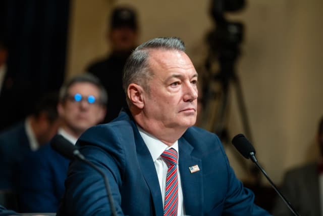 Todd Lyons, director interino del Servicio de Inmigración y Control de Aduanas, testifica ante el Comité de Seguridad Nacional de la Cámara de Representantes en el Capitolio en Washington el 10 de febrero de 2026. (Madalina Kilroy/The Epoch Times).