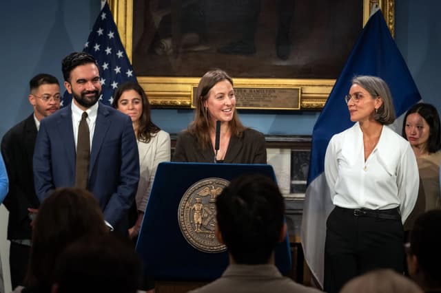 El alcalde de Nueva York, Zohran Mamdani (izq.) y la jefa de gabinete Elle Bisgaard-Church (c.) en un foro ciudadano, el 16 de abril de 2026. (Ed Reed/Oficina de Fotografía de la Alcaldía)