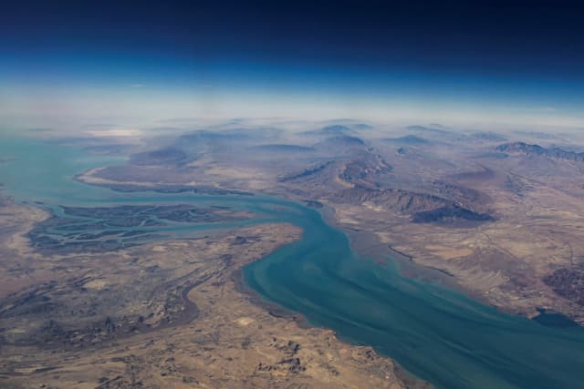 Vista aérea de las costas iraníes y la isla de Qeshm en el estrecho de Ormuz, el 10 de diciembre de 2023. (STR/Reuters)