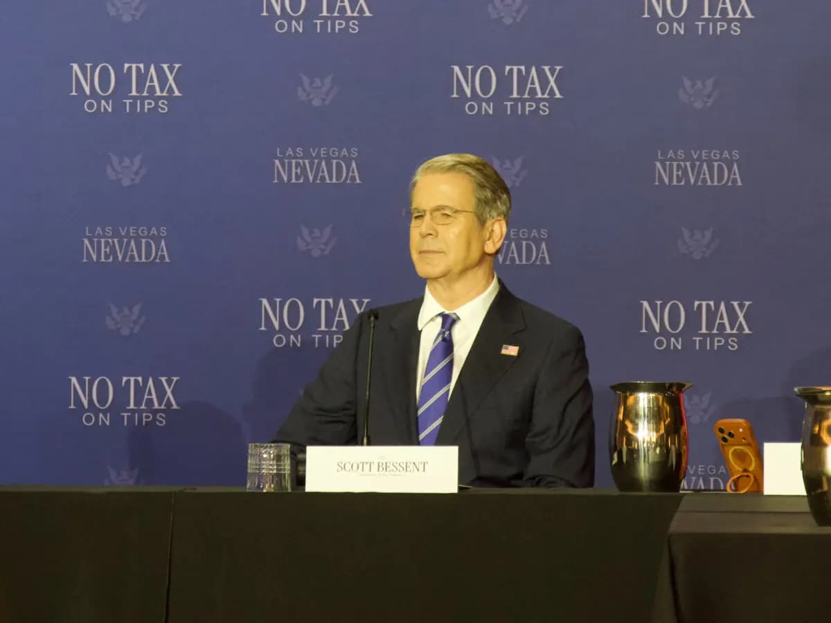 Precios de gasolina bajarán cuando termine el conflicto con Irán, dice Bessent