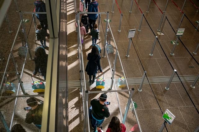 Viajeros esperan en fila para pasar el control de seguridad en el Aeropuerto Internacional de Seattle-Tacoma, en SeaTac, Washington, el 29 de noviembre de 2020. (David Ryder/Getty Images)