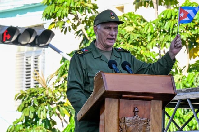 El presidente de Cuba, Miguel Díaz-Canel, ondea una bandera nacional durante las celebraciones del 65.º aniversario de la invasión de Bahía de Cochinos y la declaración del carácter socialista de la Revolución Cubana, en La Habana, el 16 de abril de 2026. (Foto de ADALBERTO ROQUE / AFP vía Getty Images)