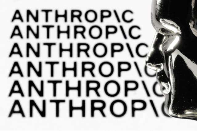 Una figurita frente al logotipo de Anthropic, la empresa estadounidense dedicada a la seguridad y la investigación en inteligencia artificial, durante una sesión fotográfica en París el 13 de febrero de 2026. (JOEL SAGET / AFP vía Getty Images).