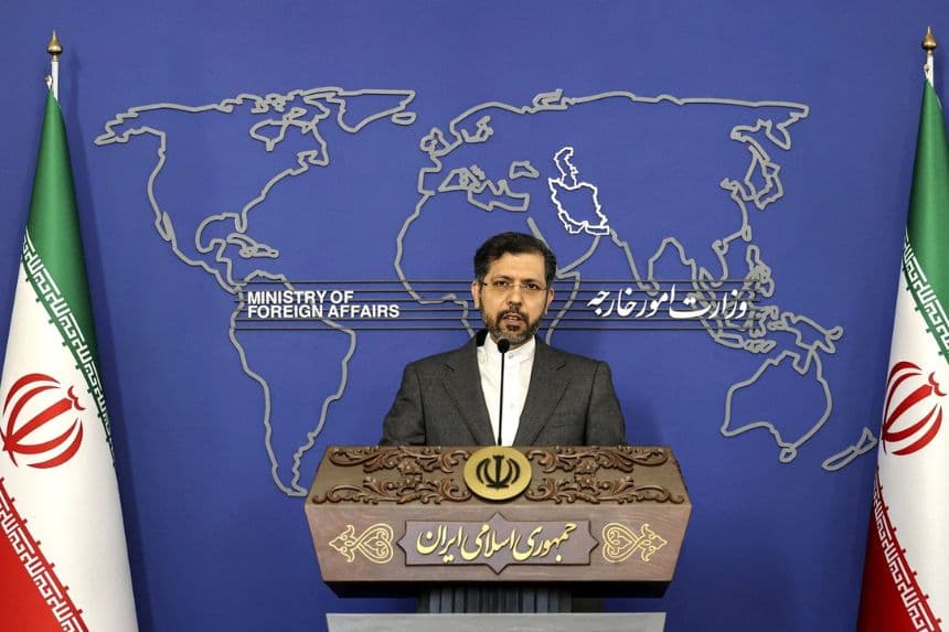 El portavoz del Ministerio de Asuntos Exteriores de Irán, Saeed Khatibzadeh, ofrece una rueda de prensa en Teherán, el 9 de mayo de 2022. (Atta Kenare/AFP vía Getty Images)