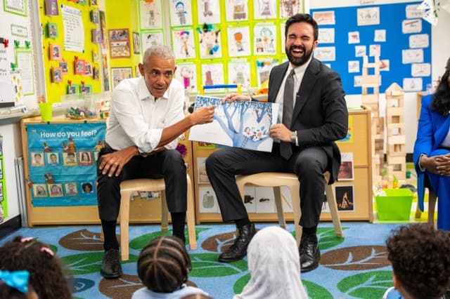 El expresidente Barack Obama, a la izquierda, y el alcalde Zohran Mamdani leen un libro a los niños en la guardería Learning Through Play Pre-K en Nueva York, el 18 de abril de 2026. (Angelina Katsanis /AP Photo)