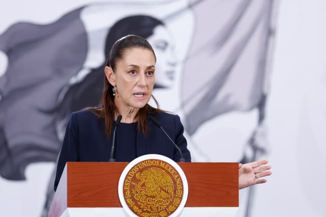 La presidenta de México, Claudia Sheinbaum, habla durante una rueda de prensa este lunes en el Palacio Nacional de la Ciudad de México. (EFE/Sáshenka Gutiérrez)