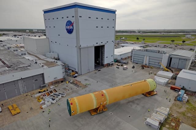La NASA comienza a trasladar la etapa central, o la sección más grande, del cohete del Sistema de Lanzamiento Espacial que lanzará la misión tripulada Artemis III en 2027 desde las instalaciones de ensamblaje Michoud de la agencia hasta la barcaza Pegasus de la agencia en Nueva Orleans el 20 de abril de 2026. (NASA/Michael DeMocker)