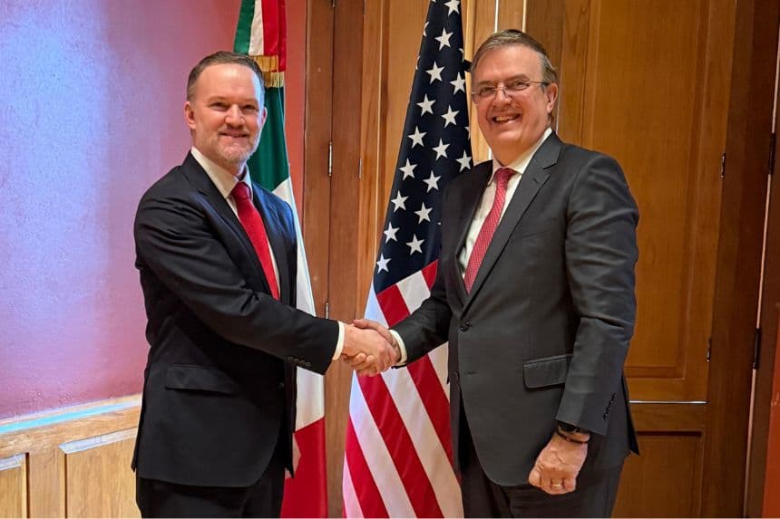 El representante comercial de Estados Unidos, Jamieson Greer y el secretario de Economía de México Marcelo Ebrard estrechan manos tras reunión en Ciudad de México el 20 de abril, en donde se abordaron conversaciones previas a la revisión del T-MEC. (Cortesía de la Secretaría de Economía de México)