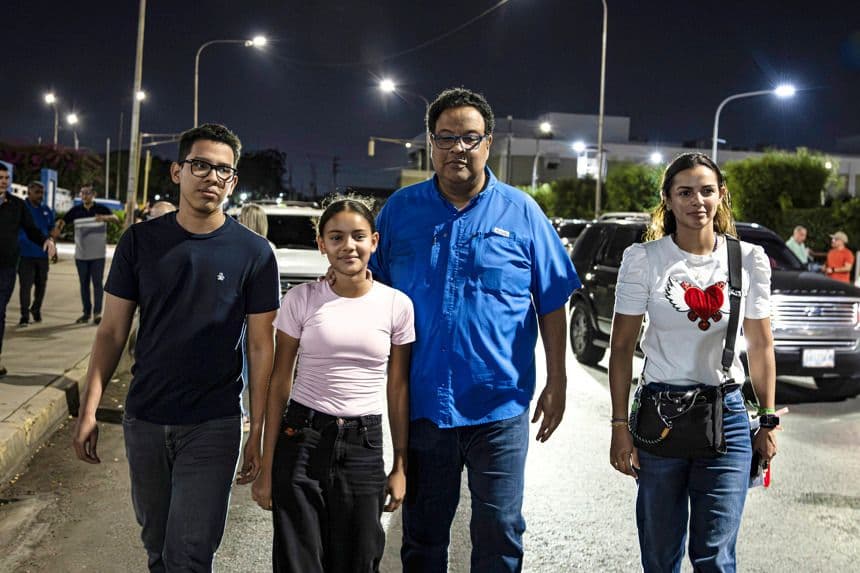 El exalcalde de Maracaibo Rafael Ramírez Colina (2-Dcha.) camina este lunes, a las afueras del Palacio de Justicia de Maracaibo (Venezuela). La Justicia de Venezuela otorgó la libertad condicional a Ramírez, detenido en octubre de 2024 y en arresto domiciliario desde agosto del año pasado. (EFE/ Henry Chirinos)