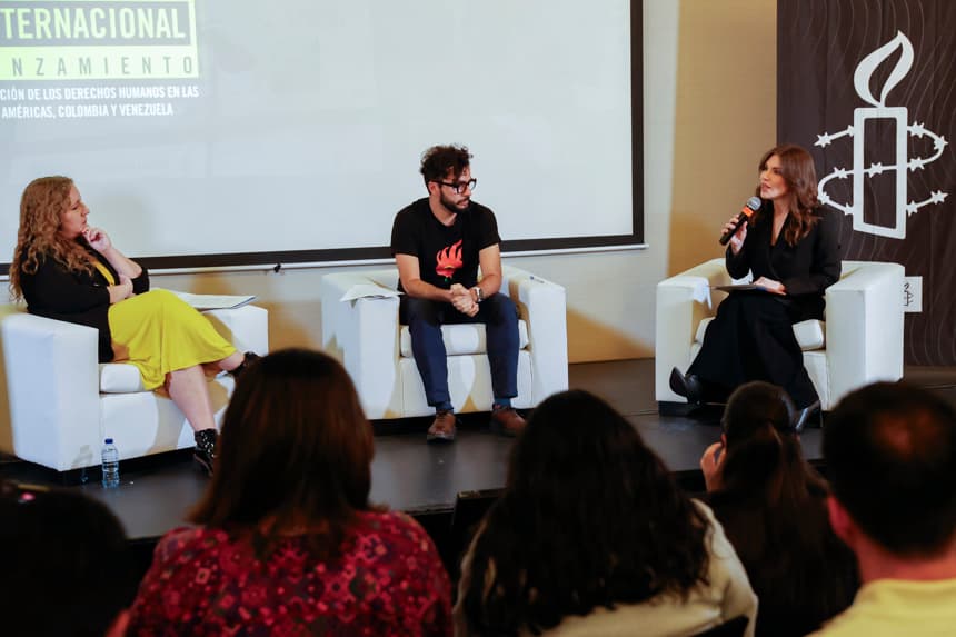 La directora adjunta de Amnistía Internacional Venezuela, Nastassja Rojas, habla junto a la subdirectora de Investigación de Amnistía Internacional para las Américas, Valentina Ballestas (i), y el encargado de Campañas de Amnistía Internacional para Colombia, Camilo Vargas durante la presentación del Informe Anual 2026 de Amnistía Internacional, con enfoque en Colombia y Venezuela, en Bogotá (EFE/ Mauricio Dueñas)