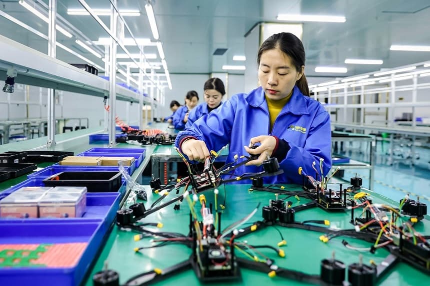 Los empleados trabajan en una línea de producción de drones destinados a la exportación en una fábrica de Ruichang, provincia de Jiangxi (China), el 27 de noviembre de 2024. (STR/AFP vía Getty Images)