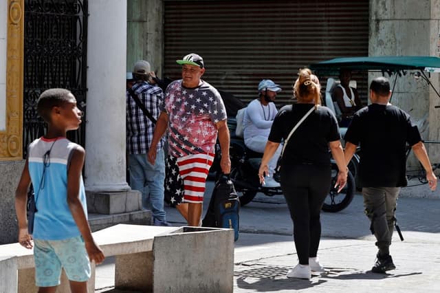 Personas caminan por una calle en La Habana, Cuba. (EFE/ Ernesto Mastrascusa)