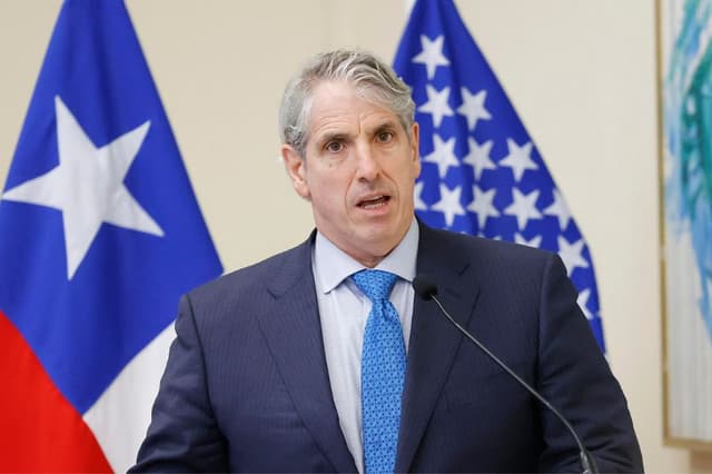 El subsecretario de Estado para el Control de Armas y la Seguridad Internacional de Estados Unidos, Thomas DiNanno, habla durante la firma de un acuerdo de seguridad entre Chile y Estados Unidos para fortalecer la lucha contra las drogas y el crimen organizado internacional, este lunes en Santiago, Chile. (EFE/ Elvis González)