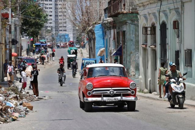 Fotografía que muestra un vehículo transitando por una calle este lunes, en La Habana, Cuba. EFE/ Ernesto Mastrascusa
