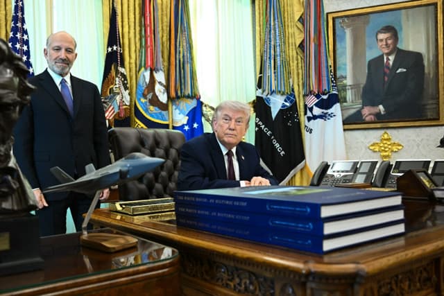 El secretario de Comercio, Howard Lutnick (izquierda), y el presidente Donald Trump antes de firmar una orden ejecutiva sobre la integridad electoral en el Despacho Oval el 31 de marzo de 2026. (Brendan Smialowski/AFP vía Getty Images).