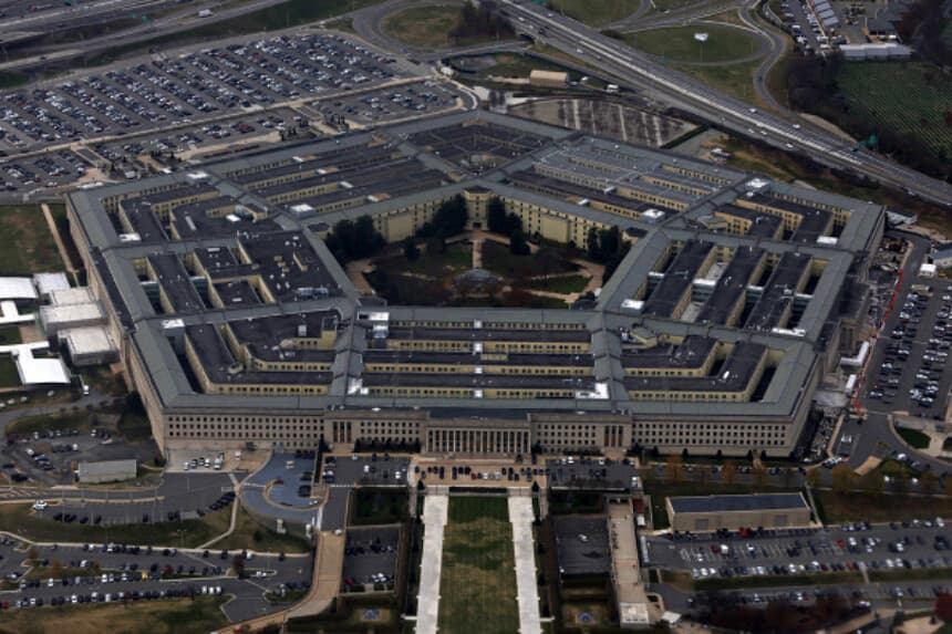 El Pentágono observado desde un avión que despega del Aeropuerto Nacional Ronald Reagan de Washington el 29 de noviembre de 2022 en Arlington, Virginia. El Pentágono es la sede del Departamento de Defensa de los Estados Unidos y el edificio de oficinas más grande del mundo. (Alex Wong/Getty Images).