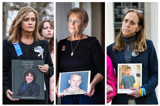 (Izquierda) Joann Bogard sostiene una foto de su hijo, Mason, en Washington el 31 de enero de 2024. (Centro) Judy Rogg sostiene una foto de su hijo, Erik, en Los Ángeles el 15 de abril de 2026. (Derecha) Annie McGrath sostiene una foto de su hijo, Griffin, en Los Ángeles el 18 de febrero de 2026. (Jemal Countess/Getty Images para Accountable Tech, John Fredricks/The Epoch Times, Frederic J. Brown / AFP vía Getty Images)