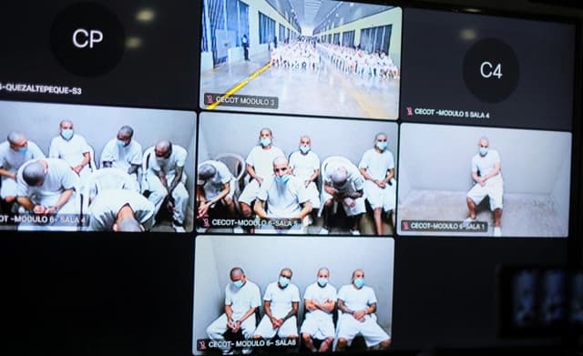 Los acusados participan por videoconferencia en el juicio a 486 presuntos miembros de la pandilla Mara Salvatrucha (MS-13), acusados de más de 47,000 delitos cometidos entre 2012 y 2022, en el Centro Judicial contra el Crimen Organizado de Soyapango, El Salvador, el 21 de abril de 2026. (Jose Cabezas/Reuters)