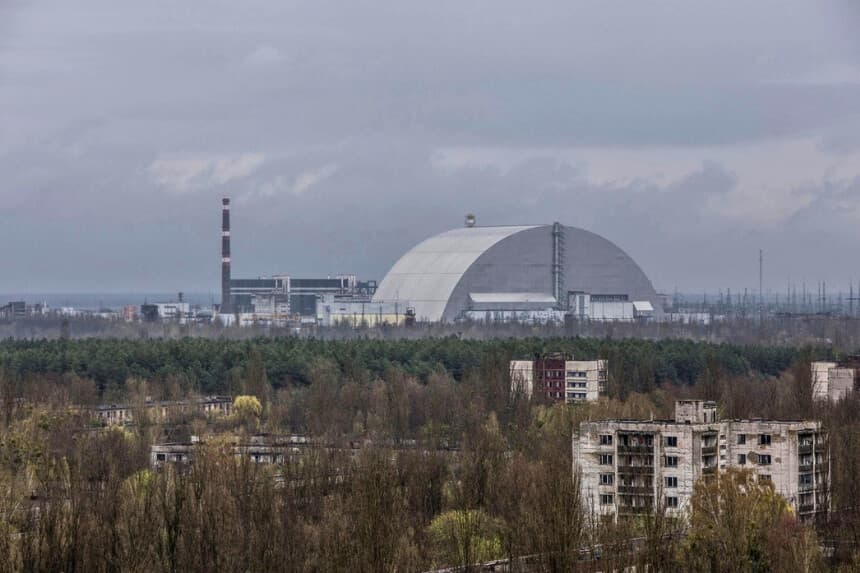 Vista general de la estructura del Nuevo Recinto de Contención (NSC) sobre el antiguo sarcófago que cubre el cuarto reactor dañado de la central nuclear de Chernóbil, en Chernóbil, Ucrania, el 26 de abril de 2022. (Oleksandr Ratushniak/Reuters).