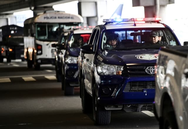 Vehículos policiales escoltan el convoy que transporta al colombo-venezolano Alí Hage Jalil —presunto asociado de Hezbolá y sospechoso del atentado contra un avión comercial panameño en julio de 1994, que mató a 21 personas, la mayoría de ellas judías— tras su extradición desde Venezuela en Ciudad de Panamá, el 20 de abril de 2026. (Martin BERNETTI / AFP via Getty Images)