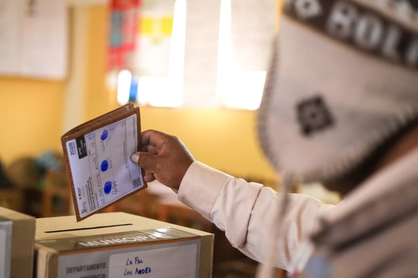 Bolivia transita del "partido hegemónico" a un sistema multipartidista: analista