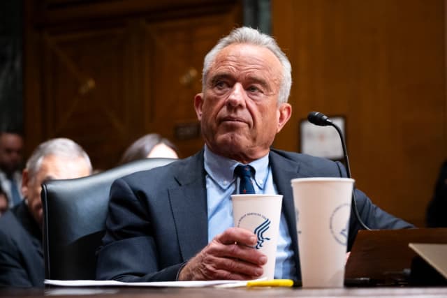 El secretario de Salud, Robert Kennedy Jr., testifica en el Capitolio en Washington el 22 de abril de 2026. (Madalina Kilroy/The Epoch Times).