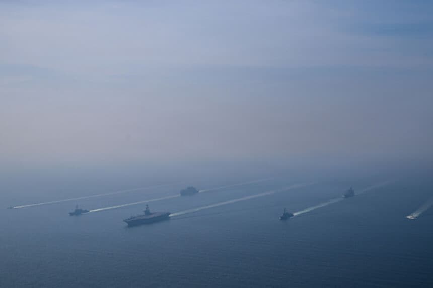 El portaaviones USS Abraham Lincoln y varios buques de guerra de EE. UU. navegan en formación en el mar Arábigo, el 6 de febrero de 2026, como parte de un despliegue para reforzar la seguridad en Medio Oriente. (Departamento de Defensa de EE. UU. Vía Getty Images).