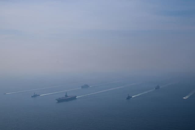 El portaaviones USS Abraham Lincoln y varios buques de guerra de EE. UU. navegan en formación en el mar Arábigo, el 6 de febrero de 2026, como parte de un despliegue para reforzar la seguridad en Medio Oriente. (Departamento de Defensa de EE. UU. Vía Getty Images).