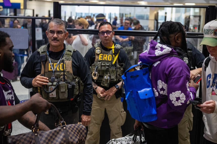 Agentes del Servicio de Inmigración y Control de Aduanas (ICE) en el área de seguridad de la Terminal C del aeropuerto intercontinental George Bush, en Houston, el 23 de marzo de 2026 (Antranik Tavitian/Getty Images).