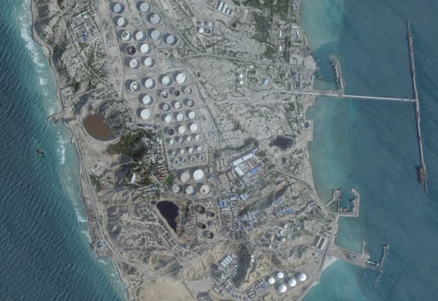 Una imagen satelital muestra una terminal petrolera en la isla de Kharg, Irán, el 25 de febrero de 2026. (2026 Planet Labs PBC/Handout vía Reuters)