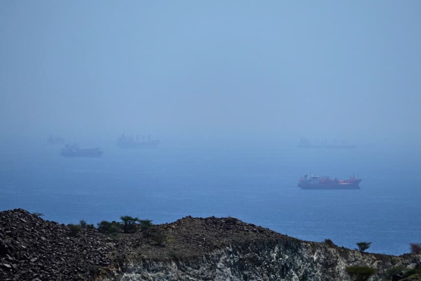Petroleros y graneleros fondeados en el estrecho de Ormuz el 18 de abril de 2026. (Foto de AP).