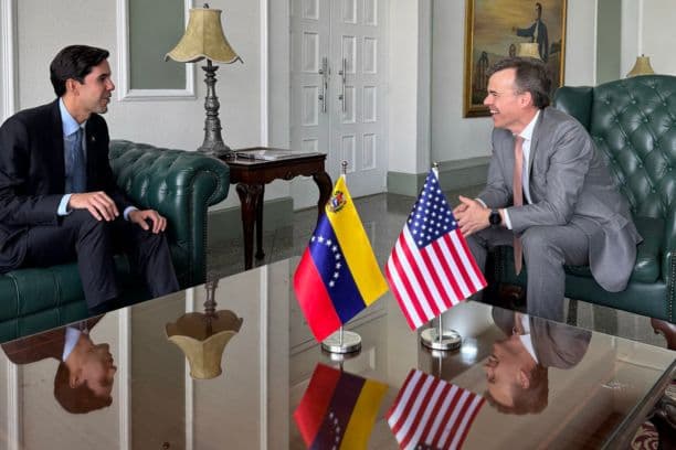 Fotografía tomada de la cuenta oficial en X @usembassyve de la Embajada de los EE.UU. en Caracas que muestra al nuevo encargado de negocios de Estados Unidos en Venezuela, John Barrett (d), quien ya se encuentra en el país suramericano, donde sustituirá a la diplomática Laura Dogu. (EFE/ @usembassyve)