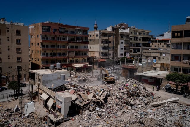 Las secuelas de un ataque aéreo israelí en el que murieron 30 personas en Tiro, Líbano, el 23 de abril de 2026. (Adri Salido/Getty Images)