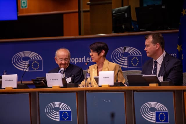 El Dr. Trevor Stammers (izquierda), la eurodiputada Christine Anderson (centro) y el Dr. Andreas Weber (derecha) en el Parlamento Europeo en Bruselas el 21 de abril para la conferencia "Ética de los trasplantes: de la donación de órganos al turismo de trasplantes".
(Fabian Wiesinger/Cortesía de ESN)