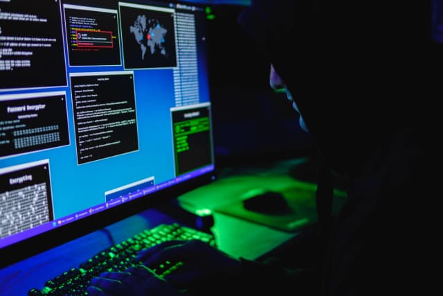 En esta ilustración fotográfica, un hacker teclea en el teclado de un ordenador el 13 de mayo de 2025. (Oleksii Pydsosonnii/The Epoch Times)