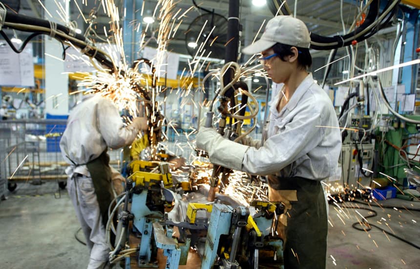 Un soldador trabaja en la fábrica de Auto Parts Alliance en Guangdong, China. (PETER PARKS/AFP via Getty Images)