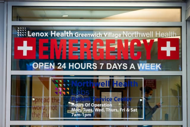 Un miembro del personal sanitario camina por el interior del Lenox Health Greenwich Village Hospital, en Manhattan (Nueva York), el 2 de noviembre de 2020. (Chung I Ho/The Epoch Times)