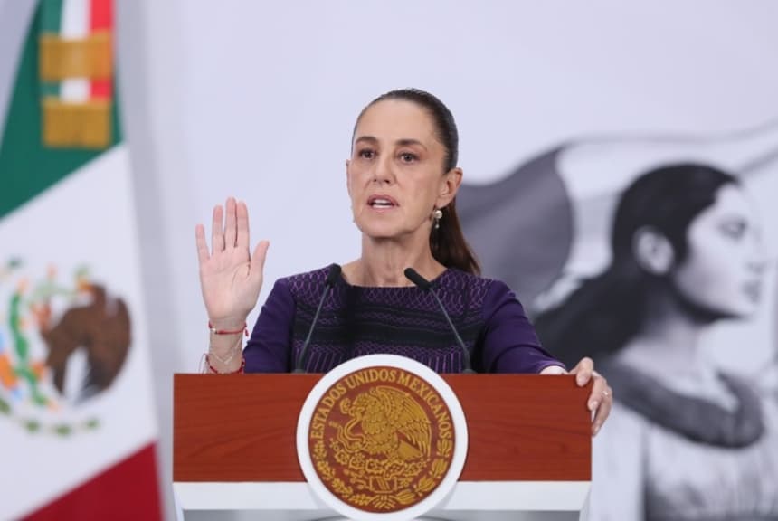 La presidenta de México, Claudia Sheinbaum, habla durante una rueda de prensa este viernes en el Palacio Nacional de la Ciudad de México. (EFE/Mario Guzmán)