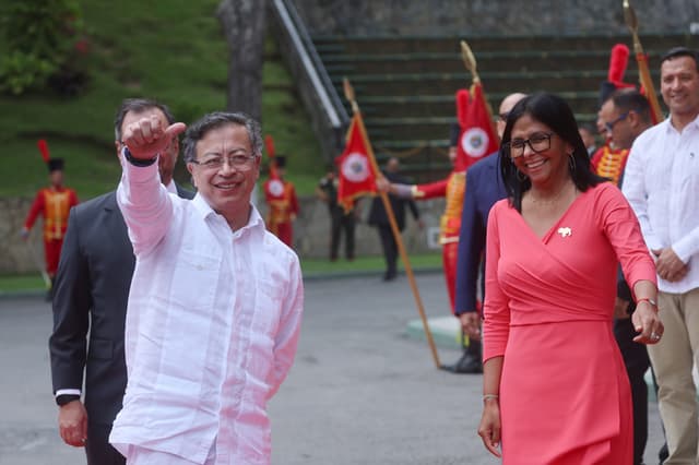 El presidente de Colombia, Gustavo Petro (i), saluda junto a la presidenta encargada de Venezuela, Delcy Rodríguez (d), a su llegada al palacio de Miraflores este 24 de abril de 2026, para sostener una reunión centrada en la seguridad fronteriza y la cooperación bilateral, en Caracas (EFE/ Miguel Gutiérrez)