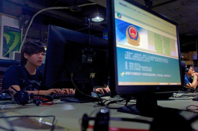 En un cibercafé de Beijing, un ordenador muestra un mensaje del Gran Cortafuegos chino sobre el uso adecuado de Internet. (Han Guan/AP Photo).
